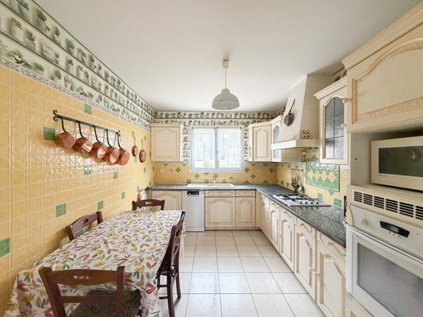 Maison de plain-pied 78 m² avec garage, jardin 693 m² et vue dégagée à Meyreuil