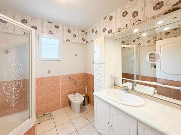 Maison de plain-pied 78 m² avec garage, jardin 693 m² et vue dégagée à Meyreuil