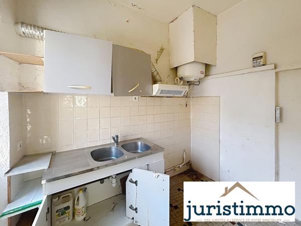 Immeuble d'habitation avec local commercial