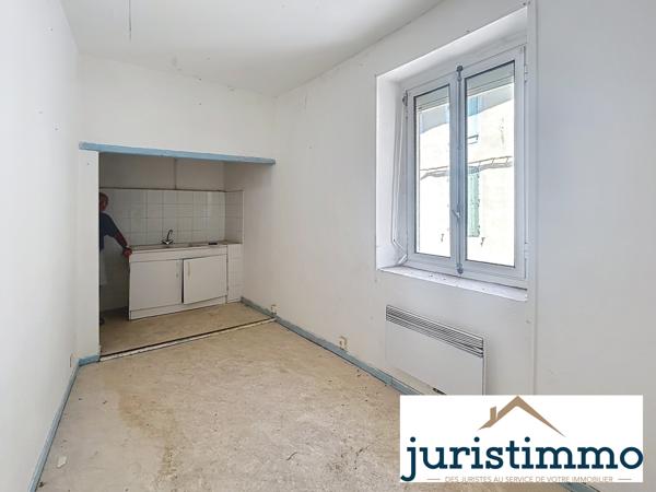 Immeuble d'habitation avec local commercial
