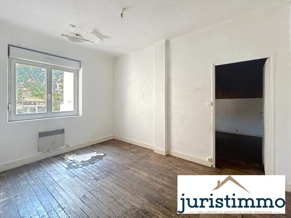Immeuble d'habitation avec local commercial
