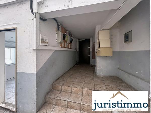 Immeuble d'habitation avec local commercial