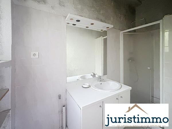 Immeuble d'habitation avec local commercial