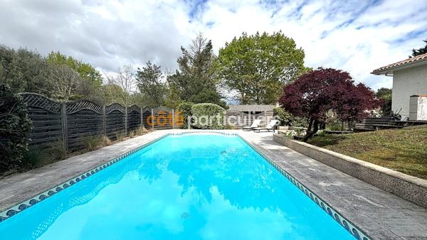 Vente
                Appartement106 m² - 4 Pièces -
                    BORDEAUX (33200)