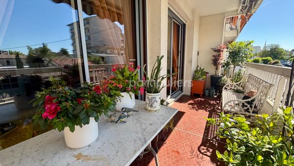 Vente
                Appartement106 m² - 4 Pièces -
                    BORDEAUX (33200)