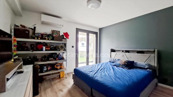 Maison rénovée - 4 chambres + 1 bureau - 3 SDB - Deux Garages à Creuzier-le-Neuf (03)
