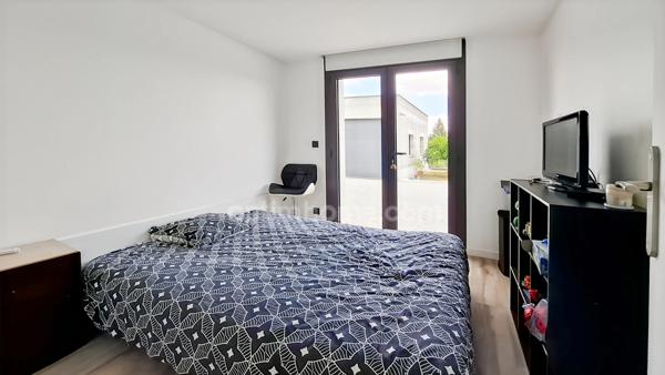 Maison rénovée - 4 chambres + 1 bureau - 3 SDB - Deux Garages à Creuzier-le-Neuf (03)