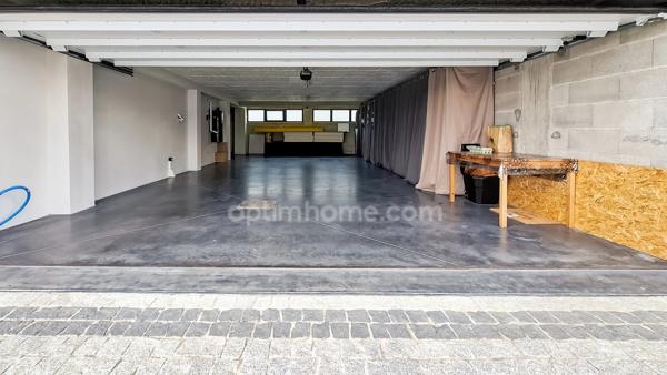 Maison rénovée - 4 chambres + 1 bureau - 3 SDB - Deux Garages à Creuzier-le-Neuf (03)