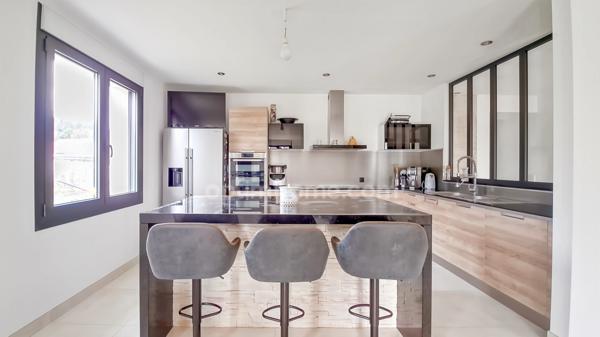 Maison rénovée - 4 chambres + 1 bureau - 3 SDB - Deux Garages à Creuzier-le-Neuf (03)