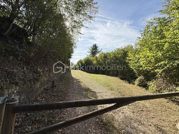 🏡 CHALET ATYPIQUE – CALME ABSOLU, VUE DÉGAGÉE ET PLEINE NATURE

Envoyez-moi un SMS ou un WhatsApp, je vous fais suivre les photos et la vidéo.
Chalets libre de suite.

Amoureux de nature, de calme et de lieux qui ont une vraie personnalité, ce chalet au design original et chaleureux saura vous séduire par son environnement privilégié et ses nombreuses possibilités.

Implanté sur un beau terrain de 1 219 m², il bénéficie d’un cadre paisible, en pleine nature, avec une vue dégagée et une atmosphère particulièrement reposante.

Ce chalet a été construit par un artisan passionné, spécialisé dans le travail du bois sous toutes ses formes. Son savoir-faire se retrouve dans chaque détail de la maison, notamment à travers les différents revêtements et aménagements en bois : sols en bois, parquet soigneusement travaillé, éléments en bois et finitions originales déclinés dans plusieurs styles. L’ensemble confère au chalet une atmosphère chaleureuse, authentique et véritablement unique.

Réparti sur plusieurs niveaux, le chalet offre une belle capacité d’accueil :

Au rez-de-chaussée :

• Hall d’entrée
• Garage
• Cave
• Chaufferie avec chauffage au fioul

À l’étage :

• Séjour cathédrale agréable et lumineux avec cheminée
• Cuisine entièrement équipée avec coin repas et accès à la terrasse
• Une chambre
• Salle de bains
• WC

Au deuxième niveau :

• Mezzanine
• Trois chambres
• WC

Avec ses quatre chambres, sa mezzanine et ses différents espaces de vie, cette propriété peut parfaitement convenir aussi bien à une habitation principale qu’à une résidence secondaire.

Son environnement naturel et son potentiel en font également une belle opportunité pour un projet de gîte ou de location saisonnière, ou encore pour les amateurs de chasse, de randonnée et de séjours au calme.

Un chalet atypique, convivial et plein de charme, offrant à la fois le confort nécessaire au quotidien et un cadre exceptionnel pour profiter de la nature. Chaque espace témoigne du travail artisanal du bois et donne à cette propriété une identité rare et chaleureuse.

👉 Un bien unique pour ceux qui recherchent avant tout le calme, l’espace, l’authenticité et un environnement préservé. À découvrir sans tarder !