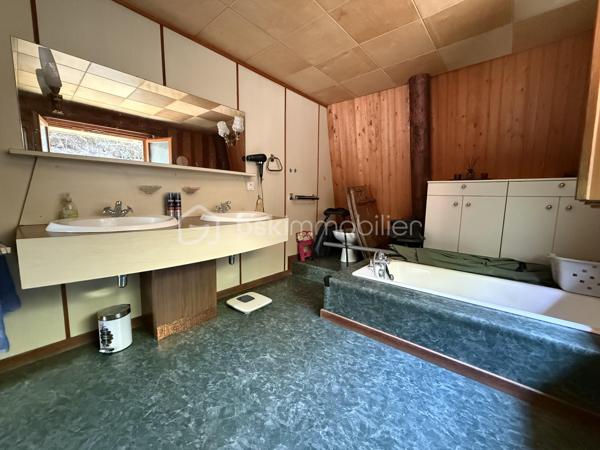 🏡 CHALET ATYPIQUE – CALME ABSOLU, VUE DÉGAGÉE ET PLEINE NATURE

Envoyez-moi un SMS ou un WhatsApp, je vous fais suivre les photos et la vidéo.
Chalets libre de suite.

Amoureux de nature, de calme et de lieux qui ont une vraie personnalité, ce chalet au design original et chaleureux saura vous séduire par son environnement privilégié et ses nombreuses possibilités.

Implanté sur un beau terrain de 1 219 m², il bénéficie d’un cadre paisible, en pleine nature, avec une vue dégagée et une atmosphère particulièrement reposante.

Ce chalet a été construit par un artisan passionné, spécialisé dans le travail du bois sous toutes ses formes. Son savoir-faire se retrouve dans chaque détail de la maison, notamment à travers les différents revêtements et aménagements en bois : sols en bois, parquet soigneusement travaillé, éléments en bois et finitions originales déclinés dans plusieurs styles. L’ensemble confère au chalet une atmosphère chaleureuse, authentique et véritablement unique.

Réparti sur plusieurs niveaux, le chalet offre une belle capacité d’accueil :

Au rez-de-chaussée :

• Hall d’entrée
• Garage
• Cave
• Chaufferie avec chauffage au fioul

À l’étage :

• Séjour cathédrale agréable et lumineux avec cheminée
• Cuisine entièrement équipée avec coin repas et accès à la terrasse
• Une chambre
• Salle de bains
• WC

Au deuxième niveau :

• Mezzanine
• Trois chambres
• WC

Avec ses quatre chambres, sa mezzanine et ses différents espaces de vie, cette propriété peut parfaitement convenir aussi bien à une habitation principale qu’à une résidence secondaire.

Son environnement naturel et son potentiel en font également une belle opportunité pour un projet de gîte ou de location saisonnière, ou encore pour les amateurs de chasse, de randonnée et de séjours au calme.

Un chalet atypique, convivial et plein de charme, offrant à la fois le confort nécessaire au quotidien et un cadre exceptionnel pour profiter de la nature. Chaque espace témoigne du travail artisanal du bois et donne à cette propriété une identité rare et chaleureuse.

👉 Un bien unique pour ceux qui recherchent avant tout le calme, l’espace, l’authenticité et un environnement préservé. À découvrir sans tarder !