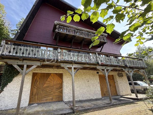🏡 CHALET ATYPIQUE – CALME ABSOLU, VUE DÉGAGÉE ET PLEINE NATURE

Envoyez-moi un SMS ou un WhatsApp, je vous fais suivre les photos et la vidéo.
Chalets libre de suite.

Amoureux de nature, de calme et de lieux qui ont une vraie personnalité, ce chalet au design original et chaleureux saura vous séduire par son environnement privilégié et ses nombreuses possibilités.

Implanté sur un beau terrain de 1 219 m², il bénéficie d’un cadre paisible, en pleine nature, avec une vue dégagée et une atmosphère particulièrement reposante.

Ce chalet a été construit par un artisan passionné, spécialisé dans le travail du bois sous toutes ses formes. Son savoir-faire se retrouve dans chaque détail de la maison, notamment à travers les différents revêtements et aménagements en bois : sols en bois, parquet soigneusement travaillé, éléments en bois et finitions originales déclinés dans plusieurs styles. L’ensemble confère au chalet une atmosphère chaleureuse, authentique et véritablement unique.

Réparti sur plusieurs niveaux, le chalet offre une belle capacité d’accueil :

Au rez-de-chaussée :

• Hall d’entrée
• Garage
• Cave
• Chaufferie avec chauffage au fioul

À l’étage :

• Séjour cathédrale agréable et lumineux avec cheminée
• Cuisine entièrement équipée avec coin repas et accès à la terrasse
• Une chambre
• Salle de bains
• WC

Au deuxième niveau :

• Mezzanine
• Trois chambres
• WC

Avec ses quatre chambres, sa mezzanine et ses différents espaces de vie, cette propriété peut parfaitement convenir aussi bien à une habitation principale qu’à une résidence secondaire.

Son environnement naturel et son potentiel en font également une belle opportunité pour un projet de gîte ou de location saisonnière, ou encore pour les amateurs de chasse, de randonnée et de séjours au calme.

Un chalet atypique, convivial et plein de charme, offrant à la fois le confort nécessaire au quotidien et un cadre exceptionnel pour profiter de la nature. Chaque espace témoigne du travail artisanal du bois et donne à cette propriété une identité rare et chaleureuse.

👉 Un bien unique pour ceux qui recherchent avant tout le calme, l’espace, l’authenticité et un environnement préservé. À découvrir sans tarder !