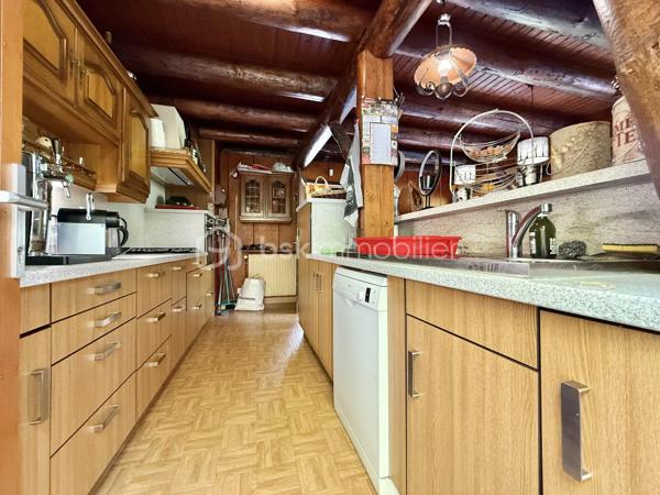 🏡 CHALET ATYPIQUE – CALME ABSOLU, VUE DÉGAGÉE ET PLEINE NATURE

Envoyez-moi un SMS ou un WhatsApp, je vous fais suivre les photos et la vidéo.
Chalets libre de suite.

Amoureux de nature, de calme et de lieux qui ont une vraie personnalité, ce chalet au design original et chaleureux saura vous séduire par son environnement privilégié et ses nombreuses possibilités.

Implanté sur un beau terrain de 1 219 m², il bénéficie d’un cadre paisible, en pleine nature, avec une vue dégagée et une atmosphère particulièrement reposante.

Ce chalet a été construit par un artisan passionné, spécialisé dans le travail du bois sous toutes ses formes. Son savoir-faire se retrouve dans chaque détail de la maison, notamment à travers les différents revêtements et aménagements en bois : sols en bois, parquet soigneusement travaillé, éléments en bois et finitions originales déclinés dans plusieurs styles. L’ensemble confère au chalet une atmosphère chaleureuse, authentique et véritablement unique.

Réparti sur plusieurs niveaux, le chalet offre une belle capacité d’accueil :

Au rez-de-chaussée :

• Hall d’entrée
• Garage
• Cave
• Chaufferie avec chauffage au fioul

À l’étage :

• Séjour cathédrale agréable et lumineux avec cheminée
• Cuisine entièrement équipée avec coin repas et accès à la terrasse
• Une chambre
• Salle de bains
• WC

Au deuxième niveau :

• Mezzanine
• Trois chambres
• WC

Avec ses quatre chambres, sa mezzanine et ses différents espaces de vie, cette propriété peut parfaitement convenir aussi bien à une habitation principale qu’à une résidence secondaire.

Son environnement naturel et son potentiel en font également une belle opportunité pour un projet de gîte ou de location saisonnière, ou encore pour les amateurs de chasse, de randonnée et de séjours au calme.

Un chalet atypique, convivial et plein de charme, offrant à la fois le confort nécessaire au quotidien et un cadre exceptionnel pour profiter de la nature. Chaque espace témoigne du travail artisanal du bois et donne à cette propriété une identité rare et chaleureuse.

👉 Un bien unique pour ceux qui recherchent avant tout le calme, l’espace, l’authenticité et un environnement préservé. À découvrir sans tarder !