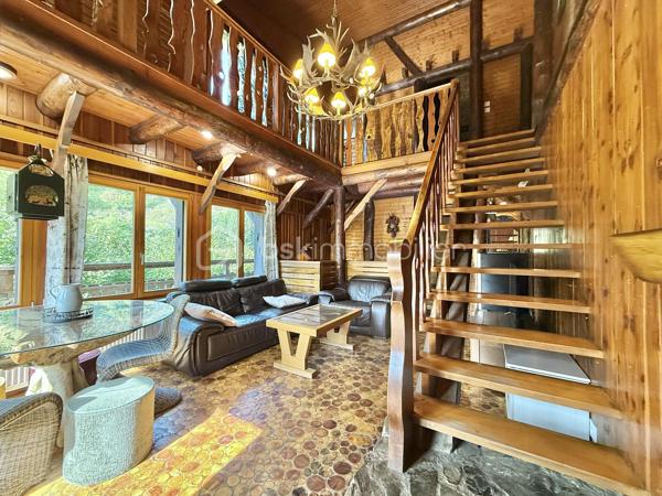 🏡 CHALET ATYPIQUE – CALME ABSOLU, VUE DÉGAGÉE ET PLEINE NATURE

Envoyez-moi un SMS ou un WhatsApp, je vous fais suivre les photos et la vidéo.
Chalets libre de suite.

Amoureux de nature, de calme et de lieux qui ont une vraie personnalité, ce chalet au design original et chaleureux saura vous séduire par son environnement privilégié et ses nombreuses possibilités.

Implanté sur un beau terrain de 1 219 m², il bénéficie d’un cadre paisible, en pleine nature, avec une vue dégagée et une atmosphère particulièrement reposante.

Ce chalet a été construit par un artisan passionné, spécialisé dans le travail du bois sous toutes ses formes. Son savoir-faire se retrouve dans chaque détail de la maison, notamment à travers les différents revêtements et aménagements en bois : sols en bois, parquet soigneusement travaillé, éléments en bois et finitions originales déclinés dans plusieurs styles. L’ensemble confère au chalet une atmosphère chaleureuse, authentique et véritablement unique.

Réparti sur plusieurs niveaux, le chalet offre une belle capacité d’accueil :

Au rez-de-chaussée :

• Hall d’entrée
• Garage
• Cave
• Chaufferie avec chauffage au fioul

À l’étage :

• Séjour cathédrale agréable et lumineux avec cheminée
• Cuisine entièrement équipée avec coin repas et accès à la terrasse
• Une chambre
• Salle de bains
• WC

Au deuxième niveau :

• Mezzanine
• Trois chambres
• WC

Avec ses quatre chambres, sa mezzanine et ses différents espaces de vie, cette propriété peut parfaitement convenir aussi bien à une habitation principale qu’à une résidence secondaire.

Son environnement naturel et son potentiel en font également une belle opportunité pour un projet de gîte ou de location saisonnière, ou encore pour les amateurs de chasse, de randonnée et de séjours au calme.

Un chalet atypique, convivial et plein de charme, offrant à la fois le confort nécessaire au quotidien et un cadre exceptionnel pour profiter de la nature. Chaque espace témoigne du travail artisanal du bois et donne à cette propriété une identité rare et chaleureuse.

👉 Un bien unique pour ceux qui recherchent avant tout le calme, l’espace, l’authenticité et un environnement préservé. À découvrir sans tarder !