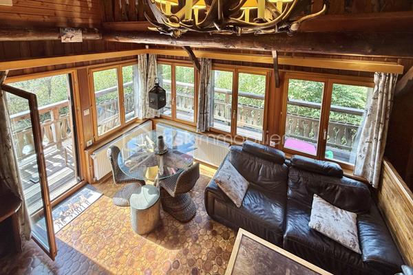 🏡 CHALET ATYPIQUE – CALME ABSOLU, VUE DÉGAGÉE ET PLEINE NATURE

Envoyez-moi un SMS ou un WhatsApp, je vous fais suivre les photos et la vidéo.
Chalets libre de suite.

Amoureux de nature, de calme et de lieux qui ont une vraie personnalité, ce chalet au design original et chaleureux saura vous séduire par son environnement privilégié et ses nombreuses possibilités.

Implanté sur un beau terrain de 1 219 m², il bénéficie d’un cadre paisible, en pleine nature, avec une vue dégagée et une atmosphère particulièrement reposante.

Ce chalet a été construit par un artisan passionné, spécialisé dans le travail du bois sous toutes ses formes. Son savoir-faire se retrouve dans chaque détail de la maison, notamment à travers les différents revêtements et aménagements en bois : sols en bois, parquet soigneusement travaillé, éléments en bois et finitions originales déclinés dans plusieurs styles. L’ensemble confère au chalet une atmosphère chaleureuse, authentique et véritablement unique.

Réparti sur plusieurs niveaux, le chalet offre une belle capacité d’accueil :

Au rez-de-chaussée :

• Hall d’entrée
• Garage
• Cave
• Chaufferie avec chauffage au fioul

À l’étage :

• Séjour cathédrale agréable et lumineux avec cheminée
• Cuisine entièrement équipée avec coin repas et accès à la terrasse
• Une chambre
• Salle de bains
• WC

Au deuxième niveau :

• Mezzanine
• Trois chambres
• WC

Avec ses quatre chambres, sa mezzanine et ses différents espaces de vie, cette propriété peut parfaitement convenir aussi bien à une habitation principale qu’à une résidence secondaire.

Son environnement naturel et son potentiel en font également une belle opportunité pour un projet de gîte ou de location saisonnière, ou encore pour les amateurs de chasse, de randonnée et de séjours au calme.

Un chalet atypique, convivial et plein de charme, offrant à la fois le confort nécessaire au quotidien et un cadre exceptionnel pour profiter de la nature. Chaque espace témoigne du travail artisanal du bois et donne à cette propriété une identité rare et chaleureuse.

👉 Un bien unique pour ceux qui recherchent avant tout le calme, l’espace, l’authenticité et un environnement préservé. À découvrir sans tarder !