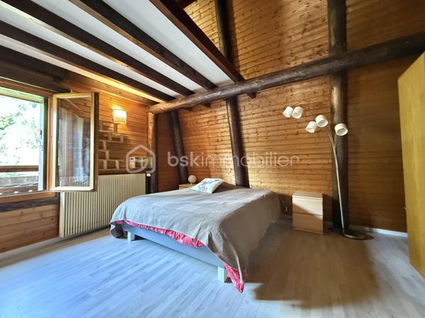 🏡 CHALET ATYPIQUE – CALME ABSOLU, VUE DÉGAGÉE ET PLEINE NATURE

Envoyez-moi un SMS ou un WhatsApp, je vous fais suivre les photos et la vidéo.
Chalets libre de suite.

Amoureux de nature, de calme et de lieux qui ont une vraie personnalité, ce chalet au design original et chaleureux saura vous séduire par son environnement privilégié et ses nombreuses possibilités.

Implanté sur un beau terrain de 1 219 m², il bénéficie d’un cadre paisible, en pleine nature, avec une vue dégagée et une atmosphère particulièrement reposante.

Ce chalet a été construit par un artisan passionné, spécialisé dans le travail du bois sous toutes ses formes. Son savoir-faire se retrouve dans chaque détail de la maison, notamment à travers les différents revêtements et aménagements en bois : sols en bois, parquet soigneusement travaillé, éléments en bois et finitions originales déclinés dans plusieurs styles. L’ensemble confère au chalet une atmosphère chaleureuse, authentique et véritablement unique.

Réparti sur plusieurs niveaux, le chalet offre une belle capacité d’accueil :

Au rez-de-chaussée :

• Hall d’entrée
• Garage
• Cave
• Chaufferie avec chauffage au fioul

À l’étage :

• Séjour cathédrale agréable et lumineux avec cheminée
• Cuisine entièrement équipée avec coin repas et accès à la terrasse
• Une chambre
• Salle de bains
• WC

Au deuxième niveau :

• Mezzanine
• Trois chambres
• WC

Avec ses quatre chambres, sa mezzanine et ses différents espaces de vie, cette propriété peut parfaitement convenir aussi bien à une habitation principale qu’à une résidence secondaire.

Son environnement naturel et son potentiel en font également une belle opportunité pour un projet de gîte ou de location saisonnière, ou encore pour les amateurs de chasse, de randonnée et de séjours au calme.

Un chalet atypique, convivial et plein de charme, offrant à la fois le confort nécessaire au quotidien et un cadre exceptionnel pour profiter de la nature. Chaque espace témoigne du travail artisanal du bois et donne à cette propriété une identité rare et chaleureuse.

👉 Un bien unique pour ceux qui recherchent avant tout le calme, l’espace, l’authenticité et un environnement préservé. À découvrir sans tarder !