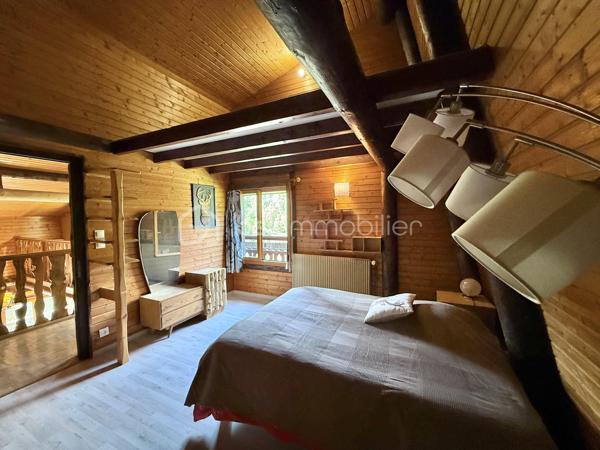 🏡 CHALET ATYPIQUE – CALME ABSOLU, VUE DÉGAGÉE ET PLEINE NATURE

Envoyez-moi un SMS ou un WhatsApp, je vous fais suivre les photos et la vidéo.
Chalets libre de suite.

Amoureux de nature, de calme et de lieux qui ont une vraie personnalité, ce chalet au design original et chaleureux saura vous séduire par son environnement privilégié et ses nombreuses possibilités.

Implanté sur un beau terrain de 1 219 m², il bénéficie d’un cadre paisible, en pleine nature, avec une vue dégagée et une atmosphère particulièrement reposante.

Ce chalet a été construit par un artisan passionné, spécialisé dans le travail du bois sous toutes ses formes. Son savoir-faire se retrouve dans chaque détail de la maison, notamment à travers les différents revêtements et aménagements en bois : sols en bois, parquet soigneusement travaillé, éléments en bois et finitions originales déclinés dans plusieurs styles. L’ensemble confère au chalet une atmosphère chaleureuse, authentique et véritablement unique.

Réparti sur plusieurs niveaux, le chalet offre une belle capacité d’accueil :

Au rez-de-chaussée :

• Hall d’entrée
• Garage
• Cave
• Chaufferie avec chauffage au fioul

À l’étage :

• Séjour cathédrale agréable et lumineux avec cheminée
• Cuisine entièrement équipée avec coin repas et accès à la terrasse
• Une chambre
• Salle de bains
• WC

Au deuxième niveau :

• Mezzanine
• Trois chambres
• WC

Avec ses quatre chambres, sa mezzanine et ses différents espaces de vie, cette propriété peut parfaitement convenir aussi bien à une habitation principale qu’à une résidence secondaire.

Son environnement naturel et son potentiel en font également une belle opportunité pour un projet de gîte ou de location saisonnière, ou encore pour les amateurs de chasse, de randonnée et de séjours au calme.

Un chalet atypique, convivial et plein de charme, offrant à la fois le confort nécessaire au quotidien et un cadre exceptionnel pour profiter de la nature. Chaque espace témoigne du travail artisanal du bois et donne à cette propriété une identité rare et chaleureuse.

👉 Un bien unique pour ceux qui recherchent avant tout le calme, l’espace, l’authenticité et un environnement préservé. À découvrir sans tarder !