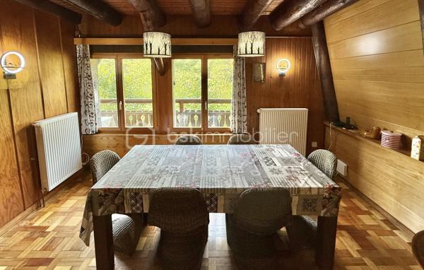 🏡 CHALET ATYPIQUE – CALME ABSOLU, VUE DÉGAGÉE ET PLEINE NATURE

Envoyez-moi un SMS ou un WhatsApp, je vous fais suivre les photos et la vidéo.
Chalets libre de suite.

Amoureux de nature, de calme et de lieux qui ont une vraie personnalité, ce chalet au design original et chaleureux saura vous séduire par son environnement privilégié et ses nombreuses possibilités.

Implanté sur un beau terrain de 1 219 m², il bénéficie d’un cadre paisible, en pleine nature, avec une vue dégagée et une atmosphère particulièrement reposante.

Ce chalet a été construit par un artisan passionné, spécialisé dans le travail du bois sous toutes ses formes. Son savoir-faire se retrouve dans chaque détail de la maison, notamment à travers les différents revêtements et aménagements en bois : sols en bois, parquet soigneusement travaillé, éléments en bois et finitions originales déclinés dans plusieurs styles. L’ensemble confère au chalet une atmosphère chaleureuse, authentique et véritablement unique.

Réparti sur plusieurs niveaux, le chalet offre une belle capacité d’accueil :

Au rez-de-chaussée :

• Hall d’entrée
• Garage
• Cave
• Chaufferie avec chauffage au fioul

À l’étage :

• Séjour cathédrale agréable et lumineux avec cheminée
• Cuisine entièrement équipée avec coin repas et accès à la terrasse
• Une chambre
• Salle de bains
• WC

Au deuxième niveau :

• Mezzanine
• Trois chambres
• WC

Avec ses quatre chambres, sa mezzanine et ses différents espaces de vie, cette propriété peut parfaitement convenir aussi bien à une habitation principale qu’à une résidence secondaire.

Son environnement naturel et son potentiel en font également une belle opportunité pour un projet de gîte ou de location saisonnière, ou encore pour les amateurs de chasse, de randonnée et de séjours au calme.

Un chalet atypique, convivial et plein de charme, offrant à la fois le confort nécessaire au quotidien et un cadre exceptionnel pour profiter de la nature. Chaque espace témoigne du travail artisanal du bois et donne à cette propriété une identité rare et chaleureuse.

👉 Un bien unique pour ceux qui recherchent avant tout le calme, l’espace, l’authenticité et un environnement préservé. À découvrir sans tarder !