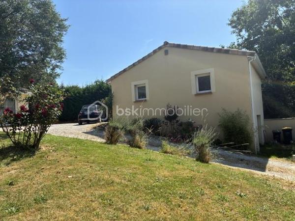 A vendre - Belle villa pleine de charme, au calme et sans vis-à-vis,offrant un cadre de vie privilégié au coeur de la nature.
Située dans un environnement paisible, cette villa d'environ 170 m2 habitables séduit par ses beaux volumes, son environnement verdoyant et sa vue sur la campagne et la fôret.
Elle se compose,
- d'un agréable séjour
-d'un salon
-d'une cuisine équipée
- de quatres chambres, dont une très belle suite parentale avec dressing et salle de bain
-wc et une autre salle d'eau
- plusieurs terrasses, dont une couverte d'environ 10 m2

A l'extérieur, vous profiterez d'un magnifique terrain de 2000 m2 agrémenté dune piscine, idéal pour profiter des beaux jours en famille ou entre amis.
La propriété dispose également d'un garage d'environ 55 m2 sur un sous sol total offrant de belles possibilités de rangement ou d'aménagement.
- Équipée d'un portail eléctrique, Alarme, caméra de surveillance à l'avant et à l'arrière, plusieurs terrasses, 
Havre de paix pour les personnes à la recherche de tranquillité, tout en étant à 5 mm des commodités .

Pour plus de renseignements ou organiser une visite, contactez moi au 06 79 88 44 77