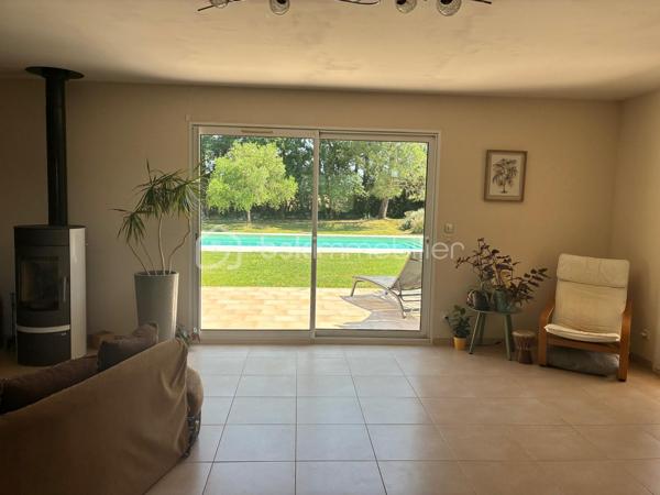 A vendre - Belle villa pleine de charme, au calme et sans vis-à-vis,offrant un cadre de vie privilégié au coeur de la nature.
Située dans un environnement paisible, cette villa d'environ 170 m2 habitables séduit par ses beaux volumes, son environnement verdoyant et sa vue sur la campagne et la fôret.
Elle se compose,
- d'un agréable séjour
-d'un salon
-d'une cuisine équipée
- de quatres chambres, dont une très belle suite parentale avec dressing et salle de bain
-wc et une autre salle d'eau
- plusieurs terrasses, dont une couverte d'environ 10 m2

A l'extérieur, vous profiterez d'un magnifique terrain de 2000 m2 agrémenté dune piscine, idéal pour profiter des beaux jours en famille ou entre amis.
La propriété dispose également d'un garage d'environ 55 m2 sur un sous sol total offrant de belles possibilités de rangement ou d'aménagement.
- Équipée d'un portail eléctrique, Alarme, caméra de surveillance à l'avant et à l'arrière, plusieurs terrasses, 
Havre de paix pour les personnes à la recherche de tranquillité, tout en étant à 5 mm des commodités .

Pour plus de renseignements ou organiser une visite, contactez moi au 06 79 88 44 77