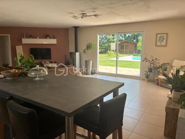 A vendre - Belle villa pleine de charme, au calme et sans vis-à-vis,offrant un cadre de vie privilégié au coeur de la nature.
Située dans un environnement paisible, cette villa d'environ 170 m2 habitables séduit par ses beaux volumes, son environnement verdoyant et sa vue sur la campagne et la fôret.
Elle se compose,
- d'un agréable séjour
-d'un salon
-d'une cuisine équipée
- de quatres chambres, dont une très belle suite parentale avec dressing et salle de bain
-wc et une autre salle d'eau
- plusieurs terrasses, dont une couverte d'environ 10 m2

A l'extérieur, vous profiterez d'un magnifique terrain de 2000 m2 agrémenté dune piscine, idéal pour profiter des beaux jours en famille ou entre amis.
La propriété dispose également d'un garage d'environ 55 m2 sur un sous sol total offrant de belles possibilités de rangement ou d'aménagement.
- Équipée d'un portail eléctrique, Alarme, caméra de surveillance à l'avant et à l'arrière, plusieurs terrasses, 
Havre de paix pour les personnes à la recherche de tranquillité, tout en étant à 5 mm des commodités .

Pour plus de renseignements ou organiser une visite, contactez moi au 06 79 88 44 77