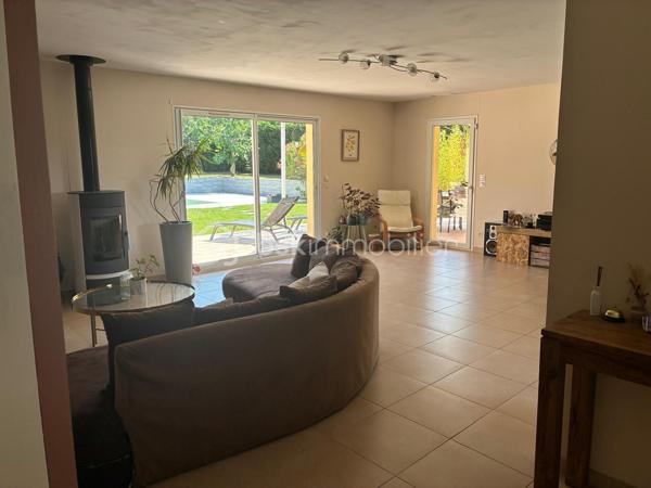 A vendre - Belle villa pleine de charme, au calme et sans vis-à-vis,offrant un cadre de vie privilégié au coeur de la nature.
Située dans un environnement paisible, cette villa d'environ 170 m2 habitables séduit par ses beaux volumes, son environnement verdoyant et sa vue sur la campagne et la fôret.
Elle se compose,
- d'un agréable séjour
-d'un salon
-d'une cuisine équipée
- de quatres chambres, dont une très belle suite parentale avec dressing et salle de bain
-wc et une autre salle d'eau
- plusieurs terrasses, dont une couverte d'environ 10 m2

A l'extérieur, vous profiterez d'un magnifique terrain de 2000 m2 agrémenté dune piscine, idéal pour profiter des beaux jours en famille ou entre amis.
La propriété dispose également d'un garage d'environ 55 m2 sur un sous sol total offrant de belles possibilités de rangement ou d'aménagement.
- Équipée d'un portail eléctrique, Alarme, caméra de surveillance à l'avant et à l'arrière, plusieurs terrasses, 
Havre de paix pour les personnes à la recherche de tranquillité, tout en étant à 5 mm des commodités .

Pour plus de renseignements ou organiser une visite, contactez moi au 06 79 88 44 77