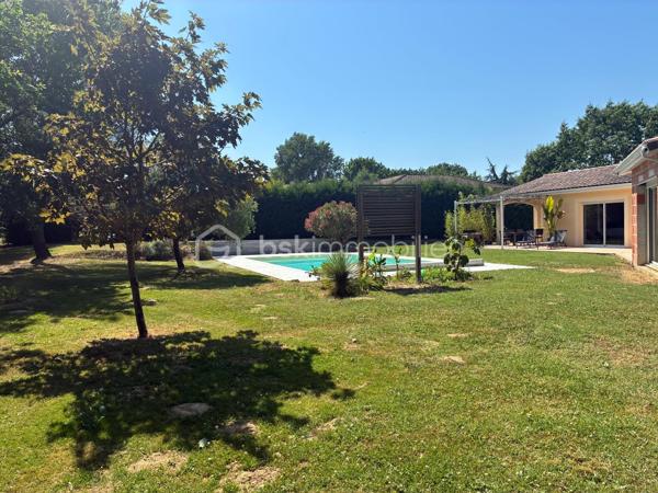 A vendre - Belle villa pleine de charme, au calme et sans vis-à-vis,offrant un cadre de vie privilégié au coeur de la nature.
Située dans un environnement paisible, cette villa d'environ 170 m2 habitables séduit par ses beaux volumes, son environnement verdoyant et sa vue sur la campagne et la fôret.
Elle se compose,
- d'un agréable séjour
-d'un salon
-d'une cuisine équipée
- de quatres chambres, dont une très belle suite parentale avec dressing et salle de bain
-wc et une autre salle d'eau
- plusieurs terrasses, dont une couverte d'environ 10 m2

A l'extérieur, vous profiterez d'un magnifique terrain de 2000 m2 agrémenté dune piscine, idéal pour profiter des beaux jours en famille ou entre amis.
La propriété dispose également d'un garage d'environ 55 m2 sur un sous sol total offrant de belles possibilités de rangement ou d'aménagement.
- Équipée d'un portail eléctrique, Alarme, caméra de surveillance à l'avant et à l'arrière, plusieurs terrasses, 
Havre de paix pour les personnes à la recherche de tranquillité, tout en étant à 5 mm des commodités .

Pour plus de renseignements ou organiser une visite, contactez moi au 06 79 88 44 77