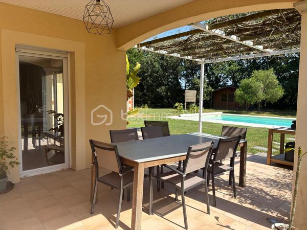 A vendre - Belle villa pleine de charme, au calme et sans vis-à-vis,offrant un cadre de vie privilégié au coeur de la nature.
Située dans un environnement paisible, cette villa d'environ 170 m2 habitables séduit par ses beaux volumes, son environnement verdoyant et sa vue sur la campagne et la fôret.
Elle se compose,
- d'un agréable séjour
-d'un salon
-d'une cuisine équipée
- de quatres chambres, dont une très belle suite parentale avec dressing et salle de bain
-wc et une autre salle d'eau
- plusieurs terrasses, dont une couverte d'environ 10 m2

A l'extérieur, vous profiterez d'un magnifique terrain de 2000 m2 agrémenté dune piscine, idéal pour profiter des beaux jours en famille ou entre amis.
La propriété dispose également d'un garage d'environ 55 m2 sur un sous sol total offrant de belles possibilités de rangement ou d'aménagement.
- Équipée d'un portail eléctrique, Alarme, caméra de surveillance à l'avant et à l'arrière, plusieurs terrasses, 
Havre de paix pour les personnes à la recherche de tranquillité, tout en étant à 5 mm des commodités .

Pour plus de renseignements ou organiser une visite, contactez moi au 06 79 88 44 77