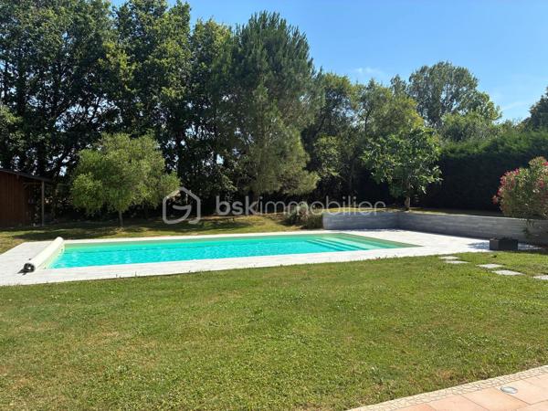 A vendre - Belle villa pleine de charme, au calme et sans vis-à-vis,offrant un cadre de vie privilégié au coeur de la nature.
Située dans un environnement paisible, cette villa d'environ 170 m2 habitables séduit par ses beaux volumes, son environnement verdoyant et sa vue sur la campagne et la fôret.
Elle se compose,
- d'un agréable séjour
-d'un salon
-d'une cuisine équipée
- de quatres chambres, dont une très belle suite parentale avec dressing et salle de bain
-wc et une autre salle d'eau
- plusieurs terrasses, dont une couverte d'environ 10 m2

A l'extérieur, vous profiterez d'un magnifique terrain de 2000 m2 agrémenté dune piscine, idéal pour profiter des beaux jours en famille ou entre amis.
La propriété dispose également d'un garage d'environ 55 m2 sur un sous sol total offrant de belles possibilités de rangement ou d'aménagement.
- Équipée d'un portail eléctrique, Alarme, caméra de surveillance à l'avant et à l'arrière, plusieurs terrasses, 
Havre de paix pour les personnes à la recherche de tranquillité, tout en étant à 5 mm des commodités .

Pour plus de renseignements ou organiser une visite, contactez moi au 06 79 88 44 77
