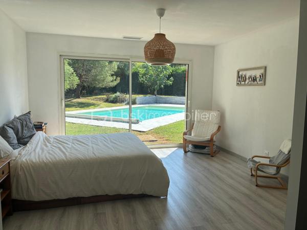 A vendre - Belle villa pleine de charme, au calme et sans vis-à-vis,offrant un cadre de vie privilégié au coeur de la nature.
Située dans un environnement paisible, cette villa d'environ 170 m2 habitables séduit par ses beaux volumes, son environnement verdoyant et sa vue sur la campagne et la fôret.
Elle se compose,
- d'un agréable séjour
-d'un salon
-d'une cuisine équipée
- de quatres chambres, dont une très belle suite parentale avec dressing et salle de bain
-wc et une autre salle d'eau
- plusieurs terrasses, dont une couverte d'environ 10 m2

A l'extérieur, vous profiterez d'un magnifique terrain de 2000 m2 agrémenté dune piscine, idéal pour profiter des beaux jours en famille ou entre amis.
La propriété dispose également d'un garage d'environ 55 m2 sur un sous sol total offrant de belles possibilités de rangement ou d'aménagement.
- Équipée d'un portail eléctrique, Alarme, caméra de surveillance à l'avant et à l'arrière, plusieurs terrasses, 
Havre de paix pour les personnes à la recherche de tranquillité, tout en étant à 5 mm des commodités .

Pour plus de renseignements ou organiser une visite, contactez moi au 06 79 88 44 77