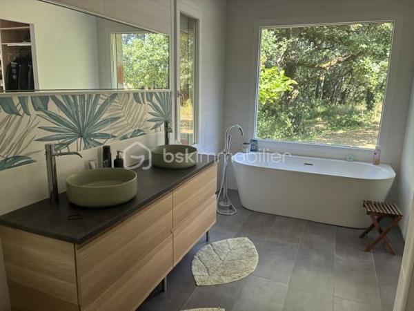 A vendre - Belle villa pleine de charme, au calme et sans vis-à-vis,offrant un cadre de vie privilégié au coeur de la nature.
Située dans un environnement paisible, cette villa d'environ 170 m2 habitables séduit par ses beaux volumes, son environnement verdoyant et sa vue sur la campagne et la fôret.
Elle se compose,
- d'un agréable séjour
-d'un salon
-d'une cuisine équipée
- de quatres chambres, dont une très belle suite parentale avec dressing et salle de bain
-wc et une autre salle d'eau
- plusieurs terrasses, dont une couverte d'environ 10 m2

A l'extérieur, vous profiterez d'un magnifique terrain de 2000 m2 agrémenté dune piscine, idéal pour profiter des beaux jours en famille ou entre amis.
La propriété dispose également d'un garage d'environ 55 m2 sur un sous sol total offrant de belles possibilités de rangement ou d'aménagement.
- Équipée d'un portail eléctrique, Alarme, caméra de surveillance à l'avant et à l'arrière, plusieurs terrasses, 
Havre de paix pour les personnes à la recherche de tranquillité, tout en étant à 5 mm des commodités .

Pour plus de renseignements ou organiser une visite, contactez moi au 06 79 88 44 77