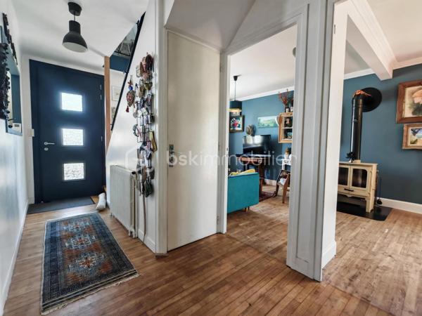 Construite vers 1950 et entièrement rénovée avec personnalité, cette maison bretonne singulière se déploie sur 3 niveaux (avec possibilité d'aménager un 4ᵉ niveau) dans un style éclectique affirmé. Une demeure pleine d'âme, prête à accueillir ses futurs propriétaires.
Surfaces : 111 m² habitables, complétés par environ 80 m² au rez-de-jardin.
Emplacement idéal : à quelques pas du centre-ville, des écoles, des commerces et des transports, la maison conjugue praticité et environnement paisible.

3 min de la quatre-voies
5 min de la gare
15 min de Lorient

Rez-de-jardin : garage, buanderie et atelier occupant toute l'emprise du bâtiment — un fort potentiel d'aménagement. Le grand jardin, planté d'un cognassier, accueille également un cabanon pouvant abriter lapins ou poules.
1er étage : belle entrée centrale, lumineuse et chaleureuse, distribuant l'ensemble des pièces. Elle ouvre sur une cuisine, une chambre, une salle d'eau moderne (douche à l'italienne et WC) ainsi qu'un double séjour donnant directement sur une terrasse sur pilotis plein sud, qui mène au jardin. Luminosité exceptionnelle et vue perchée particulièrement apaisante.
2ᵉ étage : vaste chambre avec coin bureau, superbe salle de bains (double vasque, baignoire en fonte, WC, verrière), dressing pouvant être transformé en chambre indépendante, ainsi qu'une 3ᵉ chambre.
Grenier : 80 m² au sol, aménageable en pièce de vie supplémentaire avec possibilité d'installation de Velux (sous réserve d'accord), ou à transformer en volume cathédrale sous charpente apparente.
Prestations techniques : chauffage au gaz (chaudière récente), poêle à bois, plomberie refaite à neuf.

En résumé : une maison à l'âme bobo assumée, sans compromis et sans travaux à prévoir, à proximité immédiate du centre-ville. Posez simplement vos valises !
