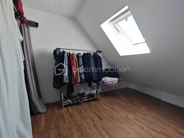 Construite vers 1950 et entièrement rénovée avec personnalité, cette maison bretonne singulière se déploie sur 3 niveaux (avec possibilité d'aménager un 4ᵉ niveau) dans un style éclectique affirmé. Une demeure pleine d'âme, prête à accueillir ses futurs propriétaires.
Surfaces : 111 m² habitables, complétés par environ 80 m² au rez-de-jardin.
Emplacement idéal : à quelques pas du centre-ville, des écoles, des commerces et des transports, la maison conjugue praticité et environnement paisible.

3 min de la quatre-voies
5 min de la gare
15 min de Lorient

Rez-de-jardin : garage, buanderie et atelier occupant toute l'emprise du bâtiment — un fort potentiel d'aménagement. Le grand jardin, planté d'un cognassier, accueille également un cabanon pouvant abriter lapins ou poules.
1er étage : belle entrée centrale, lumineuse et chaleureuse, distribuant l'ensemble des pièces. Elle ouvre sur une cuisine, une chambre, une salle d'eau moderne (douche à l'italienne et WC) ainsi qu'un double séjour donnant directement sur une terrasse sur pilotis plein sud, qui mène au jardin. Luminosité exceptionnelle et vue perchée particulièrement apaisante.
2ᵉ étage : vaste chambre avec coin bureau, superbe salle de bains (double vasque, baignoire en fonte, WC, verrière), dressing pouvant être transformé en chambre indépendante, ainsi qu'une 3ᵉ chambre.
Grenier : 80 m² au sol, aménageable en pièce de vie supplémentaire avec possibilité d'installation de Velux (sous réserve d'accord), ou à transformer en volume cathédrale sous charpente apparente.
Prestations techniques : chauffage au gaz (chaudière récente), poêle à bois, plomberie refaite à neuf.

En résumé : une maison à l'âme bobo assumée, sans compromis et sans travaux à prévoir, à proximité immédiate du centre-ville. Posez simplement vos valises !
