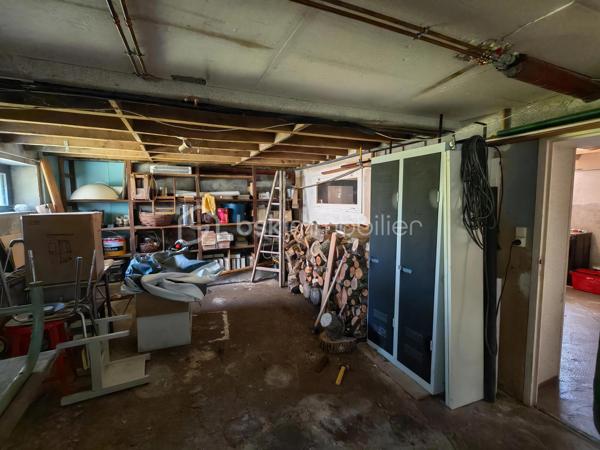 Construite vers 1950 et entièrement rénovée avec personnalité, cette maison bretonne singulière se déploie sur 3 niveaux (avec possibilité d'aménager un 4ᵉ niveau) dans un style éclectique affirmé. Une demeure pleine d'âme, prête à accueillir ses futurs propriétaires.
Surfaces : 111 m² habitables, complétés par environ 80 m² au rez-de-jardin.
Emplacement idéal : à quelques pas du centre-ville, des écoles, des commerces et des transports, la maison conjugue praticité et environnement paisible.

3 min de la quatre-voies
5 min de la gare
15 min de Lorient

Rez-de-jardin : garage, buanderie et atelier occupant toute l'emprise du bâtiment — un fort potentiel d'aménagement. Le grand jardin, planté d'un cognassier, accueille également un cabanon pouvant abriter lapins ou poules.
1er étage : belle entrée centrale, lumineuse et chaleureuse, distribuant l'ensemble des pièces. Elle ouvre sur une cuisine, une chambre, une salle d'eau moderne (douche à l'italienne et WC) ainsi qu'un double séjour donnant directement sur une terrasse sur pilotis plein sud, qui mène au jardin. Luminosité exceptionnelle et vue perchée particulièrement apaisante.
2ᵉ étage : vaste chambre avec coin bureau, superbe salle de bains (double vasque, baignoire en fonte, WC, verrière), dressing pouvant être transformé en chambre indépendante, ainsi qu'une 3ᵉ chambre.
Grenier : 80 m² au sol, aménageable en pièce de vie supplémentaire avec possibilité d'installation de Velux (sous réserve d'accord), ou à transformer en volume cathédrale sous charpente apparente.
Prestations techniques : chauffage au gaz (chaudière récente), poêle à bois, plomberie refaite à neuf.

En résumé : une maison à l'âme bobo assumée, sans compromis et sans travaux à prévoir, à proximité immédiate du centre-ville. Posez simplement vos valises !