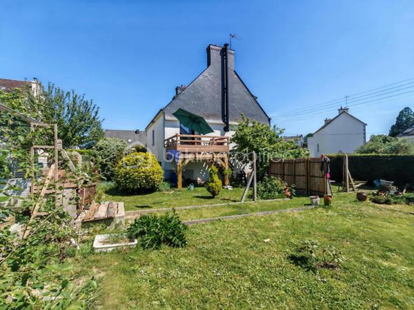 Construite vers 1950 et entièrement rénovée avec personnalité, cette maison bretonne singulière se déploie sur 3 niveaux (avec possibilité d'aménager un 4ᵉ niveau) dans un style éclectique affirmé. Une demeure pleine d'âme, prête à accueillir ses futurs propriétaires.
Surfaces : 111 m² habitables, complétés par environ 80 m² au rez-de-jardin.
Emplacement idéal : à quelques pas du centre-ville, des écoles, des commerces et des transports, la maison conjugue praticité et environnement paisible.

3 min de la quatre-voies
5 min de la gare
15 min de Lorient

Rez-de-jardin : garage, buanderie et atelier occupant toute l'emprise du bâtiment — un fort potentiel d'aménagement. Le grand jardin, planté d'un cognassier, accueille également un cabanon pouvant abriter lapins ou poules.
1er étage : belle entrée centrale, lumineuse et chaleureuse, distribuant l'ensemble des pièces. Elle ouvre sur une cuisine, une chambre, une salle d'eau moderne (douche à l'italienne et WC) ainsi qu'un double séjour donnant directement sur une terrasse sur pilotis plein sud, qui mène au jardin. Luminosité exceptionnelle et vue perchée particulièrement apaisante.
2ᵉ étage : vaste chambre avec coin bureau, superbe salle de bains (double vasque, baignoire en fonte, WC, verrière), dressing pouvant être transformé en chambre indépendante, ainsi qu'une 3ᵉ chambre.
Grenier : 80 m² au sol, aménageable en pièce de vie supplémentaire avec possibilité d'installation de Velux (sous réserve d'accord), ou à transformer en volume cathédrale sous charpente apparente.
Prestations techniques : chauffage au gaz (chaudière récente), poêle à bois, plomberie refaite à neuf.

En résumé : une maison à l'âme bobo assumée, sans compromis et sans travaux à prévoir, à proximité immédiate du centre-ville. Posez simplement vos valises !