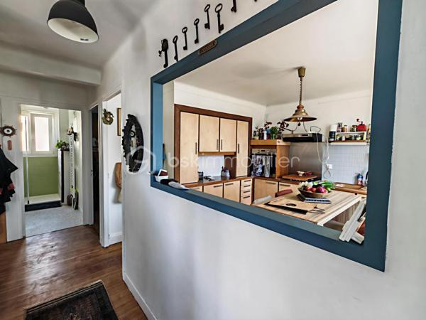 Construite vers 1950 et entièrement rénovée avec personnalité, cette maison bretonne singulière se déploie sur 3 niveaux (avec possibilité d'aménager un 4ᵉ niveau) dans un style éclectique affirmé. Une demeure pleine d'âme, prête à accueillir ses futurs propriétaires.
Surfaces : 111 m² habitables, complétés par environ 80 m² au rez-de-jardin.
Emplacement idéal : à quelques pas du centre-ville, des écoles, des commerces et des transports, la maison conjugue praticité et environnement paisible.

3 min de la quatre-voies
5 min de la gare
15 min de Lorient

Rez-de-jardin : garage, buanderie et atelier occupant toute l'emprise du bâtiment — un fort potentiel d'aménagement. Le grand jardin, planté d'un cognassier, accueille également un cabanon pouvant abriter lapins ou poules.
1er étage : belle entrée centrale, lumineuse et chaleureuse, distribuant l'ensemble des pièces. Elle ouvre sur une cuisine, une chambre, une salle d'eau moderne (douche à l'italienne et WC) ainsi qu'un double séjour donnant directement sur une terrasse sur pilotis plein sud, qui mène au jardin. Luminosité exceptionnelle et vue perchée particulièrement apaisante.
2ᵉ étage : vaste chambre avec coin bureau, superbe salle de bains (double vasque, baignoire en fonte, WC, verrière), dressing pouvant être transformé en chambre indépendante, ainsi qu'une 3ᵉ chambre.
Grenier : 80 m² au sol, aménageable en pièce de vie supplémentaire avec possibilité d'installation de Velux (sous réserve d'accord), ou à transformer en volume cathédrale sous charpente apparente.
Prestations techniques : chauffage au gaz (chaudière récente), poêle à bois, plomberie refaite à neuf.

En résumé : une maison à l'âme bobo assumée, sans compromis et sans travaux à prévoir, à proximité immédiate du centre-ville. Posez simplement vos valises !