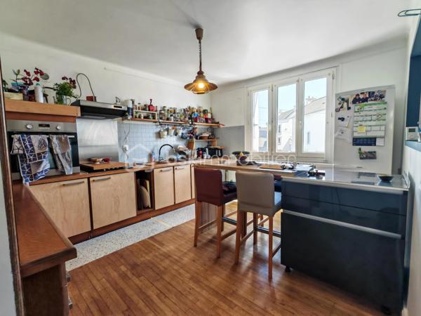 Construite vers 1950 et entièrement rénovée avec personnalité, cette maison bretonne singulière se déploie sur 3 niveaux (avec possibilité d'aménager un 4ᵉ niveau) dans un style éclectique affirmé. Une demeure pleine d'âme, prête à accueillir ses futurs propriétaires.
Surfaces : 111 m² habitables, complétés par environ 80 m² au rez-de-jardin.
Emplacement idéal : à quelques pas du centre-ville, des écoles, des commerces et des transports, la maison conjugue praticité et environnement paisible.

3 min de la quatre-voies
5 min de la gare
15 min de Lorient

Rez-de-jardin : garage, buanderie et atelier occupant toute l'emprise du bâtiment — un fort potentiel d'aménagement. Le grand jardin, planté d'un cognassier, accueille également un cabanon pouvant abriter lapins ou poules.
1er étage : belle entrée centrale, lumineuse et chaleureuse, distribuant l'ensemble des pièces. Elle ouvre sur une cuisine, une chambre, une salle d'eau moderne (douche à l'italienne et WC) ainsi qu'un double séjour donnant directement sur une terrasse sur pilotis plein sud, qui mène au jardin. Luminosité exceptionnelle et vue perchée particulièrement apaisante.
2ᵉ étage : vaste chambre avec coin bureau, superbe salle de bains (double vasque, baignoire en fonte, WC, verrière), dressing pouvant être transformé en chambre indépendante, ainsi qu'une 3ᵉ chambre.
Grenier : 80 m² au sol, aménageable en pièce de vie supplémentaire avec possibilité d'installation de Velux (sous réserve d'accord), ou à transformer en volume cathédrale sous charpente apparente.
Prestations techniques : chauffage au gaz (chaudière récente), poêle à bois, plomberie refaite à neuf.

En résumé : une maison à l'âme bobo assumée, sans compromis et sans travaux à prévoir, à proximité immédiate du centre-ville. Posez simplement vos valises !