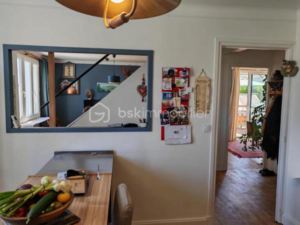 Construite vers 1950 et entièrement rénovée avec personnalité, cette maison bretonne singulière se déploie sur 3 niveaux (avec possibilité d'aménager un 4ᵉ niveau) dans un style éclectique affirmé. Une demeure pleine d'âme, prête à accueillir ses futurs propriétaires.
Surfaces : 111 m² habitables, complétés par environ 80 m² au rez-de-jardin.
Emplacement idéal : à quelques pas du centre-ville, des écoles, des commerces et des transports, la maison conjugue praticité et environnement paisible.

3 min de la quatre-voies
5 min de la gare
15 min de Lorient

Rez-de-jardin : garage, buanderie et atelier occupant toute l'emprise du bâtiment — un fort potentiel d'aménagement. Le grand jardin, planté d'un cognassier, accueille également un cabanon pouvant abriter lapins ou poules.
1er étage : belle entrée centrale, lumineuse et chaleureuse, distribuant l'ensemble des pièces. Elle ouvre sur une cuisine, une chambre, une salle d'eau moderne (douche à l'italienne et WC) ainsi qu'un double séjour donnant directement sur une terrasse sur pilotis plein sud, qui mène au jardin. Luminosité exceptionnelle et vue perchée particulièrement apaisante.
2ᵉ étage : vaste chambre avec coin bureau, superbe salle de bains (double vasque, baignoire en fonte, WC, verrière), dressing pouvant être transformé en chambre indépendante, ainsi qu'une 3ᵉ chambre.
Grenier : 80 m² au sol, aménageable en pièce de vie supplémentaire avec possibilité d'installation de Velux (sous réserve d'accord), ou à transformer en volume cathédrale sous charpente apparente.
Prestations techniques : chauffage au gaz (chaudière récente), poêle à bois, plomberie refaite à neuf.

En résumé : une maison à l'âme bobo assumée, sans compromis et sans travaux à prévoir, à proximité immédiate du centre-ville. Posez simplement vos valises !