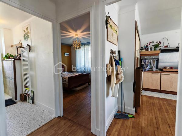 Construite vers 1950 et entièrement rénovée avec personnalité, cette maison bretonne singulière se déploie sur 3 niveaux (avec possibilité d'aménager un 4ᵉ niveau) dans un style éclectique affirmé. Une demeure pleine d'âme, prête à accueillir ses futurs propriétaires.
Surfaces : 111 m² habitables, complétés par environ 80 m² au rez-de-jardin.
Emplacement idéal : à quelques pas du centre-ville, des écoles, des commerces et des transports, la maison conjugue praticité et environnement paisible.

3 min de la quatre-voies
5 min de la gare
15 min de Lorient

Rez-de-jardin : garage, buanderie et atelier occupant toute l'emprise du bâtiment — un fort potentiel d'aménagement. Le grand jardin, planté d'un cognassier, accueille également un cabanon pouvant abriter lapins ou poules.
1er étage : belle entrée centrale, lumineuse et chaleureuse, distribuant l'ensemble des pièces. Elle ouvre sur une cuisine, une chambre, une salle d'eau moderne (douche à l'italienne et WC) ainsi qu'un double séjour donnant directement sur une terrasse sur pilotis plein sud, qui mène au jardin. Luminosité exceptionnelle et vue perchée particulièrement apaisante.
2ᵉ étage : vaste chambre avec coin bureau, superbe salle de bains (double vasque, baignoire en fonte, WC, verrière), dressing pouvant être transformé en chambre indépendante, ainsi qu'une 3ᵉ chambre.
Grenier : 80 m² au sol, aménageable en pièce de vie supplémentaire avec possibilité d'installation de Velux (sous réserve d'accord), ou à transformer en volume cathédrale sous charpente apparente.
Prestations techniques : chauffage au gaz (chaudière récente), poêle à bois, plomberie refaite à neuf.

En résumé : une maison à l'âme bobo assumée, sans compromis et sans travaux à prévoir, à proximité immédiate du centre-ville. Posez simplement vos valises !