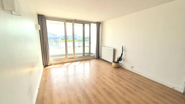 Paris (75018) Charmant 2 pièces avec vue panoramique dégagée