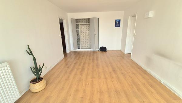 Paris (75018) Charmant 2 pièces avec vue panoramique dégagée