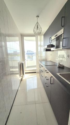 Paris (75018) Charmant 2 pièces avec vue panoramique dégagée