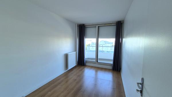 Paris (75018) Charmant 2 pièces avec vue panoramique dégagée