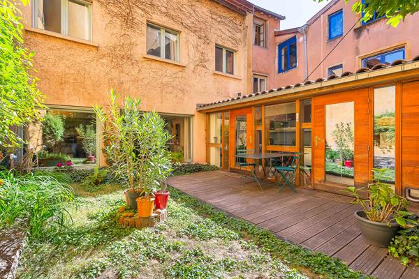 VIEUX LYON – Duplex familial avec jardins au calme