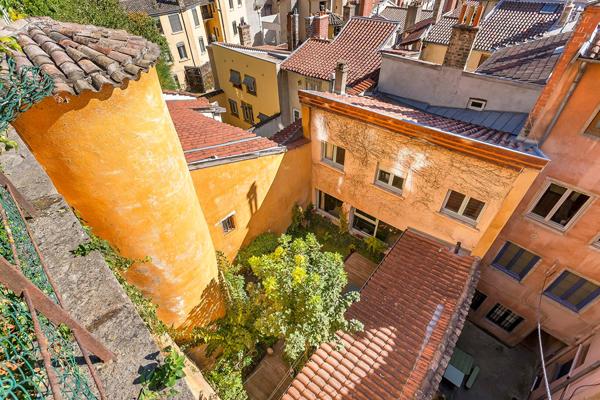 VIEUX LYON – Duplex familial avec jardins au calme