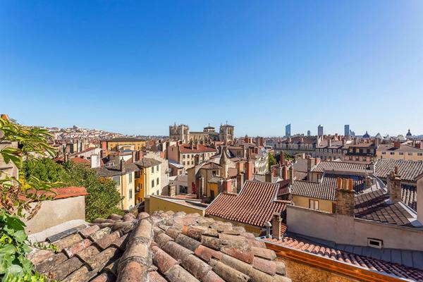 VIEUX LYON – Duplex familial avec jardins au calme