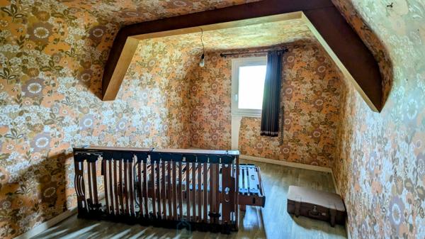 Maison familiale des années 70 sur 4 500 m² de terrain  Proche Pontivy