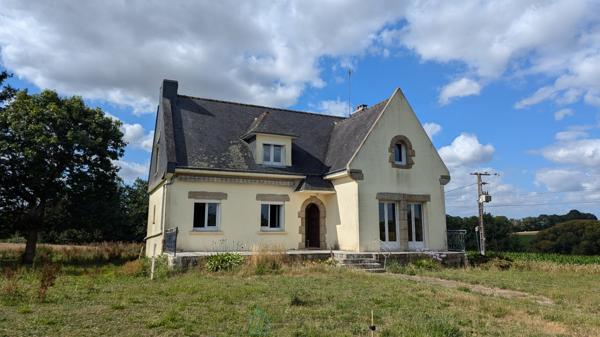 Maison familiale des années 70 sur 4 500 m² de terrain  Proche Pontivy