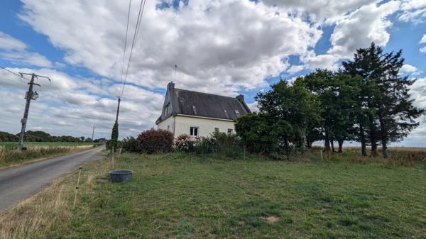 Maison familiale des années 70 sur 4 500 m² de terrain  Proche Pontivy