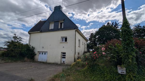 Maison familiale des années 70 sur 4 500 m² de terrain  Proche Pontivy